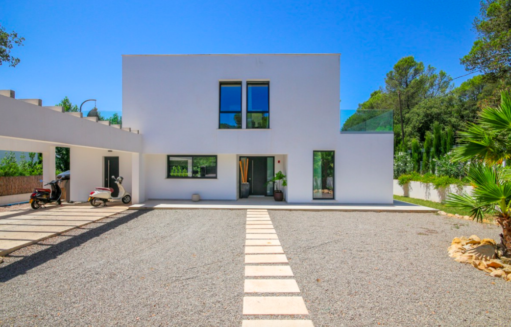 Parking space around the villa in Mallorca